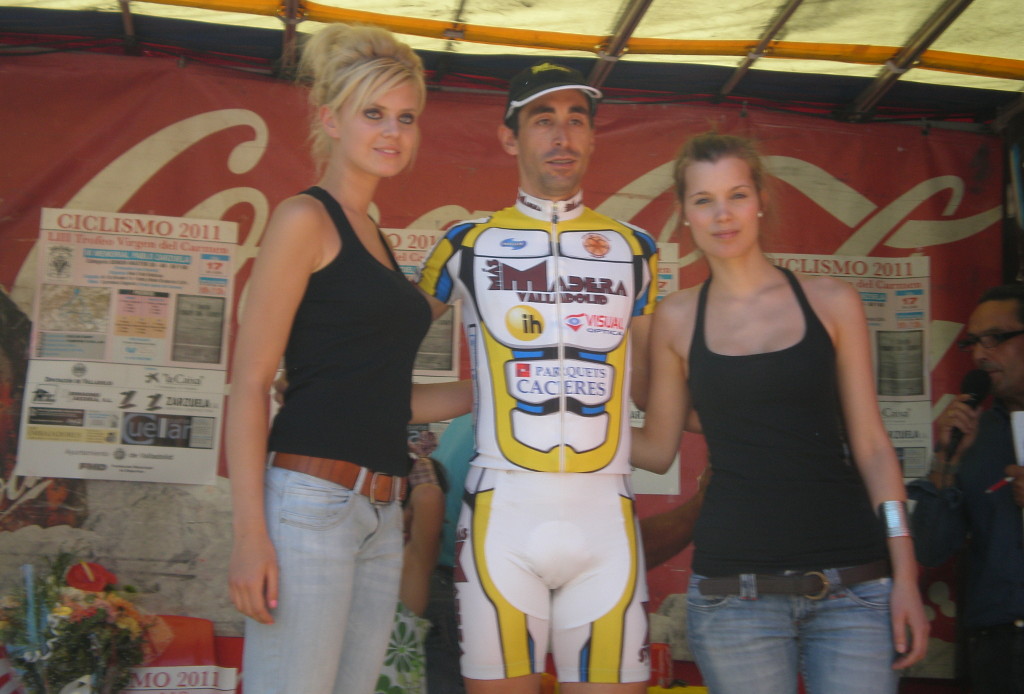 Jesús Ángel en el podium como vencedor de la meta volante del LIII Trofeo Virgen del Carmen