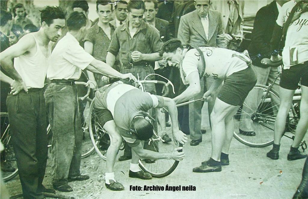 Los pinchazos siempre han existido en el ciclismo. Aquí vemos a Fermín Trueba reparando uno.