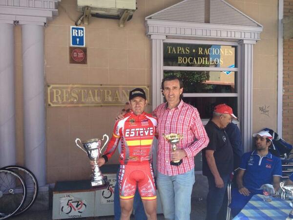 Pispajo recibe el premio en la Vuelta a los Pinares Segovianos.