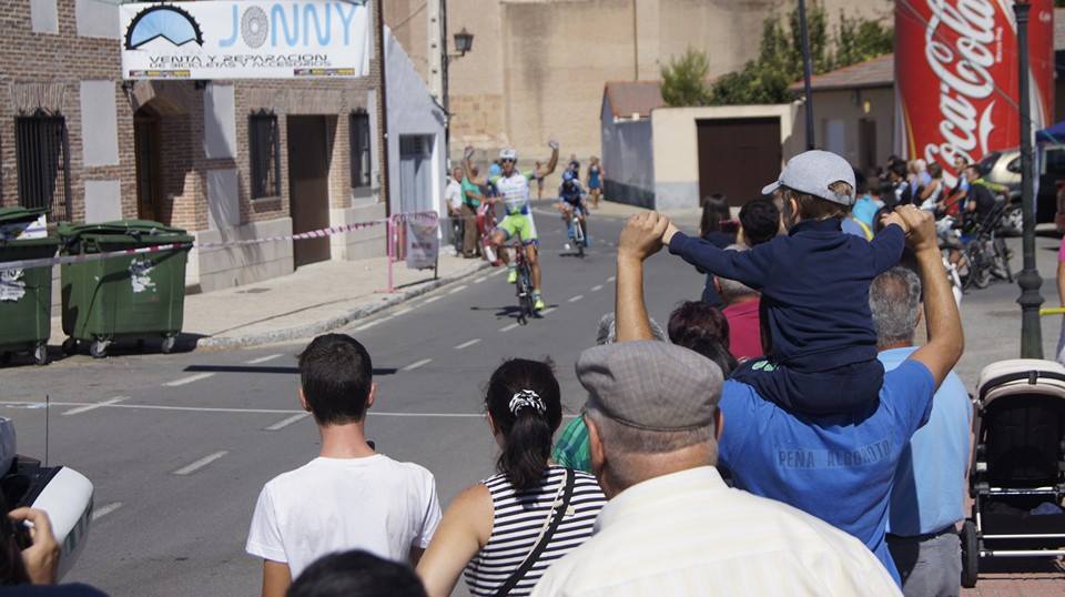 Larrea llega primero por delante de Peñas. Foto: Bicicletas Jony.