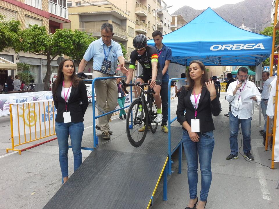 Pispajo a punto de tomar la salida flanqueado por PAtricia y Nerea, azafatas de La Vuelta. Foto: Vuelta Ciclista a Alicante
