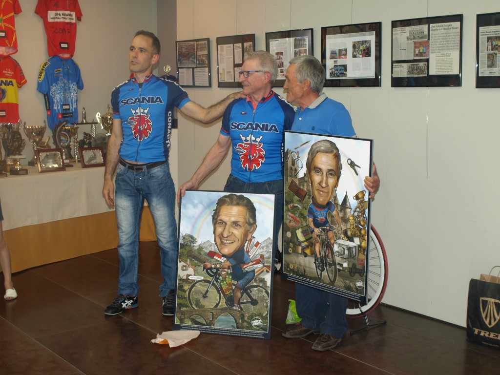 Manuel y Lurgain posan junto a las caricaturas realizadas por Martintxo Altzueta. Foto: Senkirol